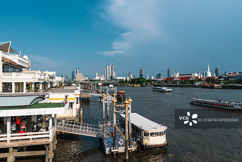 曼谷金融区和湄南河上的桥梁图片素材
