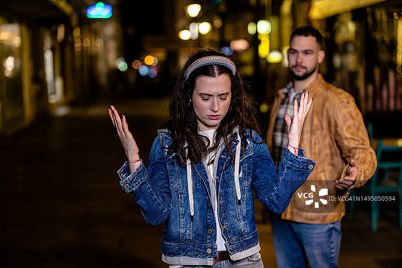 年轻情侣的争吵打破了长廊的平静图片素材