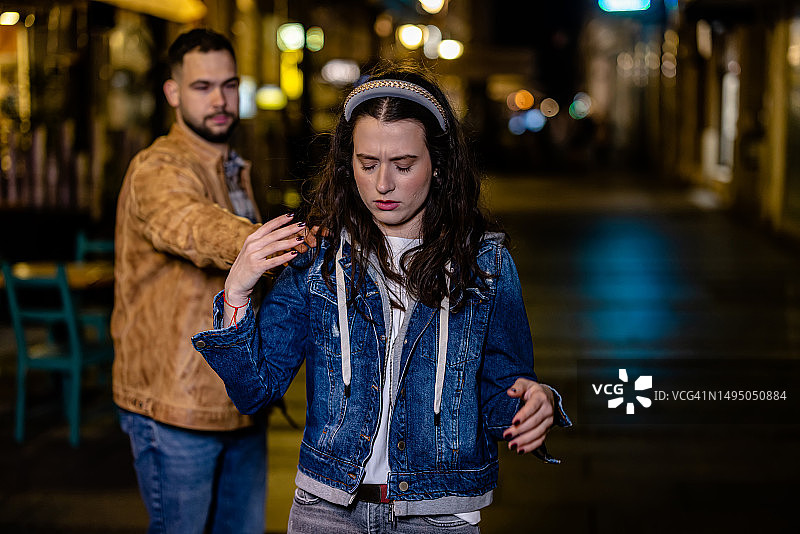 年轻夫妇在海滨长廊发生争执图片素材