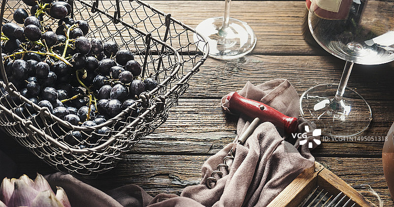 葡萄酒品尝背景：酒杯、葡萄和复古开瓶器图片素材