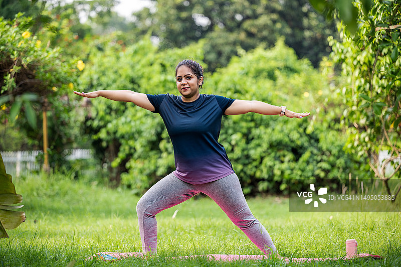 在公园里做战士第二式或圣战士第二式的亚洲/印度妇女图片素材