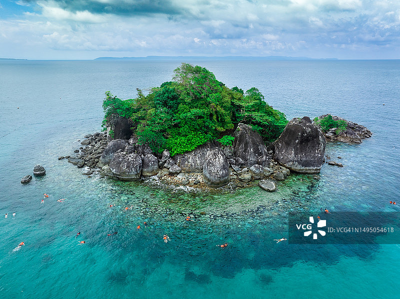 泰国亚克莱岛游客水下浮潜图片素材