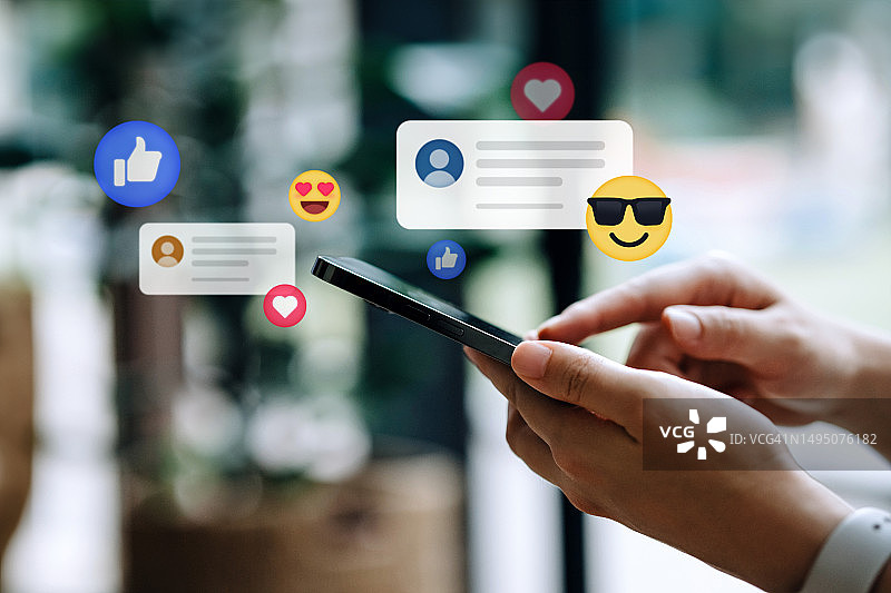 年轻女子在社交媒体网络应用上使用智能手机特写图片素材