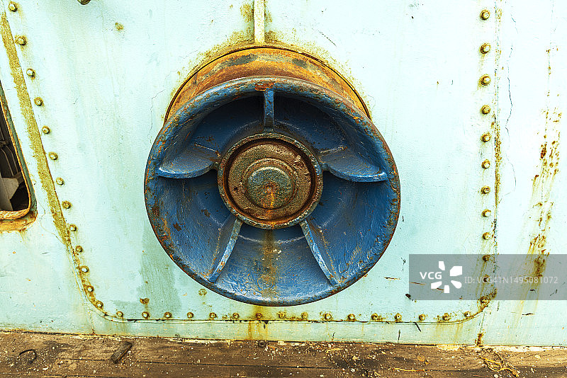渔船上生锈的钢制滑轮图片素材