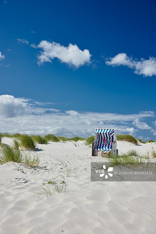 阿姆鲁姆沙丘中孤独的沙滩椅图片素材