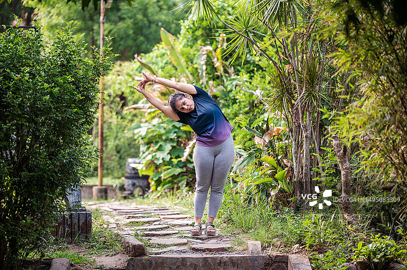 年轻女人在森林里做瑜伽和运动图片素材