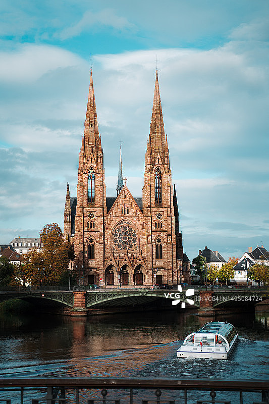 法国斯特拉斯堡圣保罗教堂与河上小船图片素材