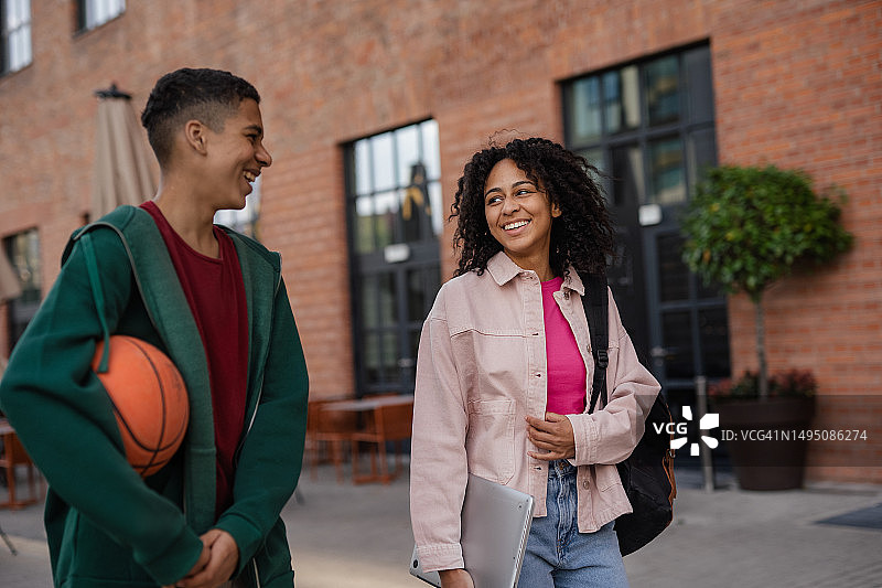 在街上交谈的年轻学生图片素材