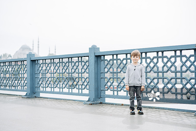 小男孩在伊斯坦布尔游玩图片素材
