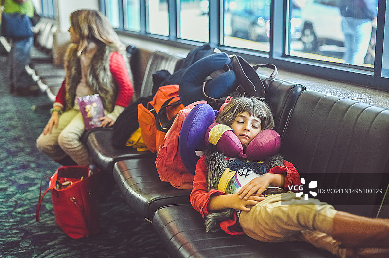 和家人一起旅行，在机场拿行李的孩子们图片素材