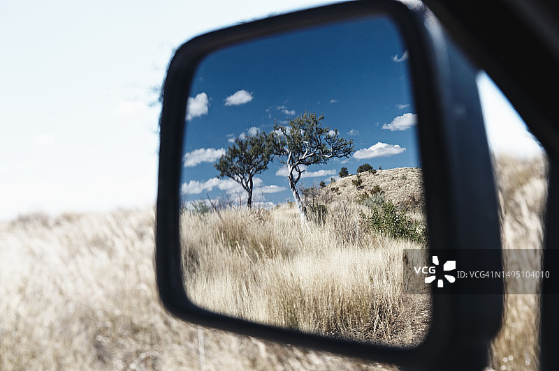 后视镜中的风景图片素材