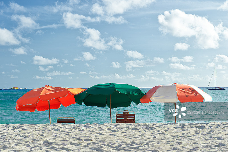 圣马丁海滩上的遮阳伞图片素材