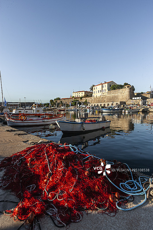 蒂诺·罗西港和城堡图片素材