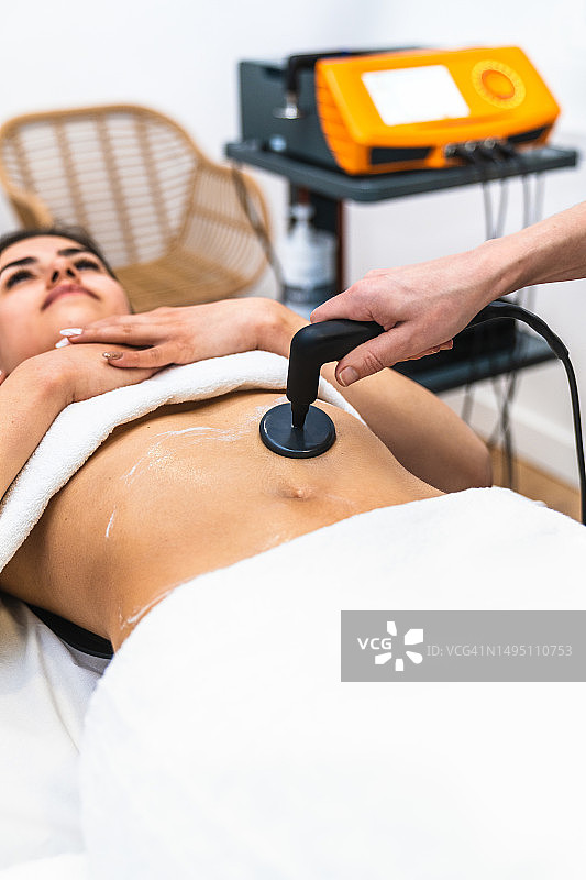 射频活肤护理：理疗师之手激活胶原蛋白和弹性蛋白，紧致肌肤，对抗橘皮组织和皱纹图片素材