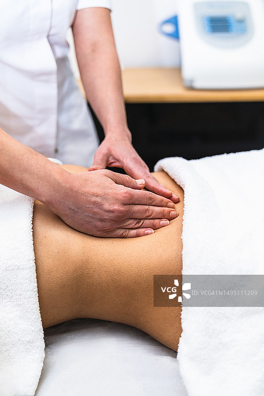 理疗师为女性进行淋巴引流手法治疗图片素材