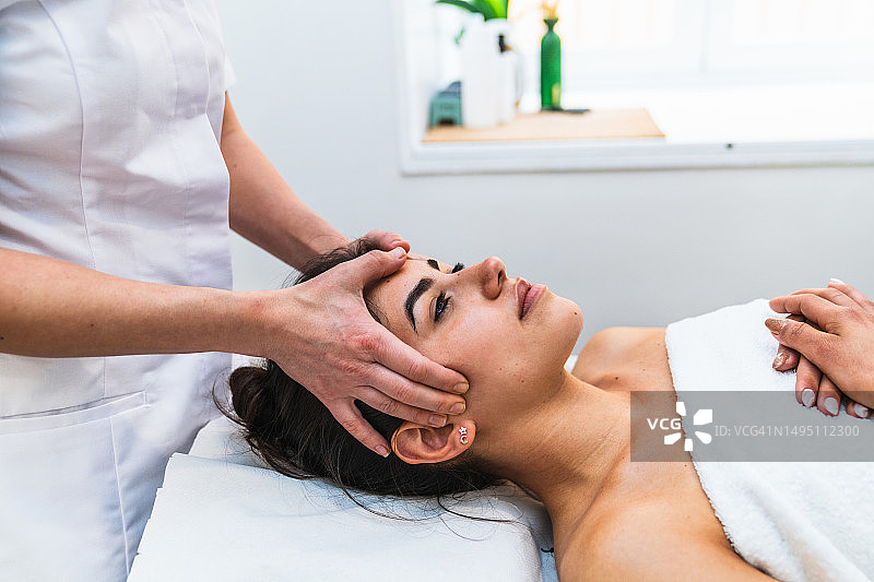 理疗诊所的颌骨治疗按摩：放松与康复图片素材