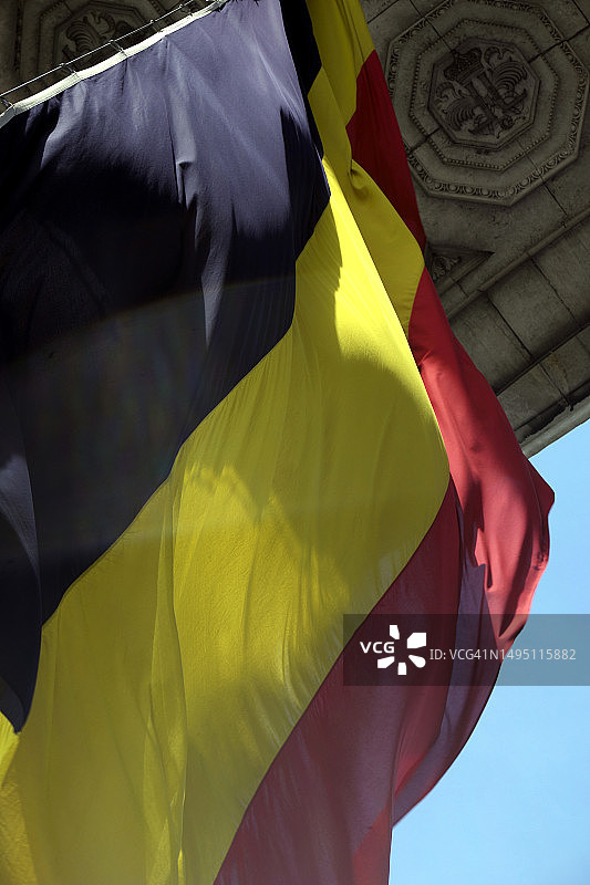 悬挂在五十周年纪念拱廊上的比利时国旗图片素材