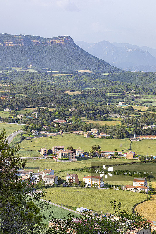 春日午后多云时分的蒙特马约尔风光图片素材