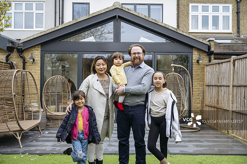 休闲装扮的多种族家庭后院合影图片素材