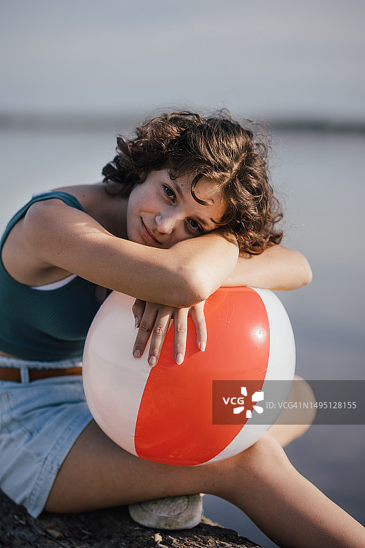 拿着游泳球的少女肖像图片素材