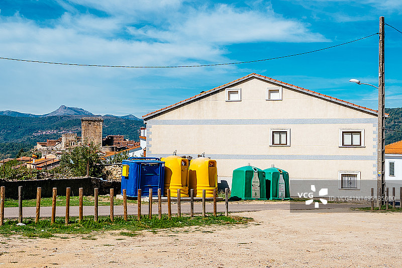 房子前面和左侧是法国谢拉市的回收箱图片素材