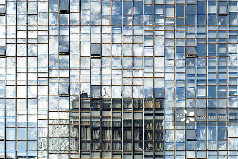 玻璃幕墙反射的蓝天白云图片素材