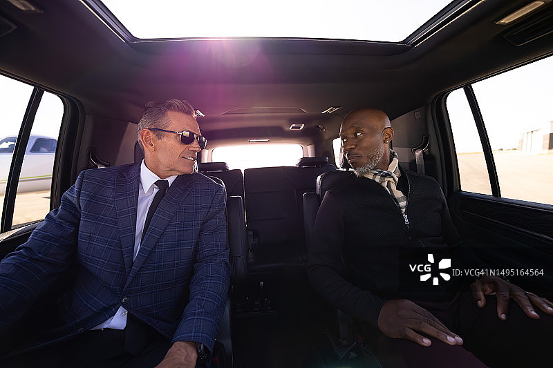 豪华SUV内的商人图片素材