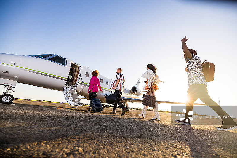 富有的乘客走入私人飞机图片素材