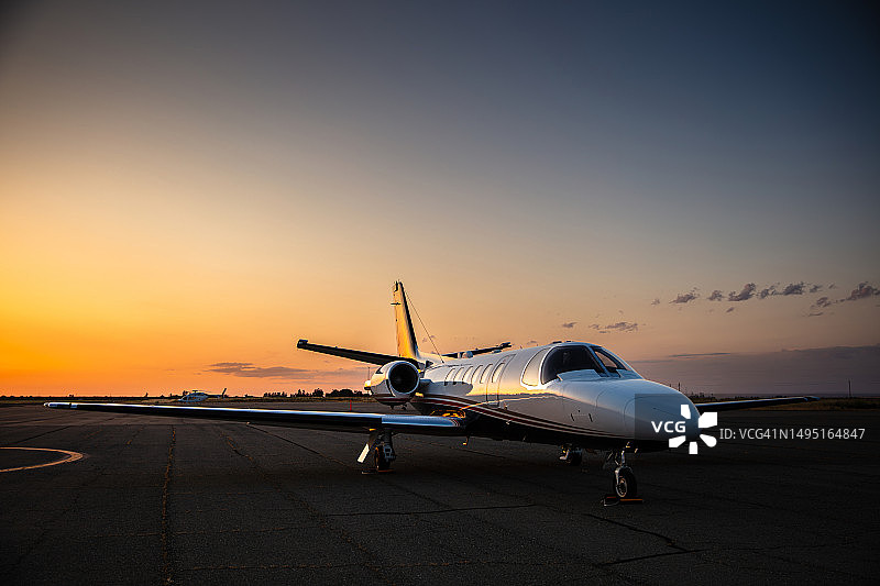 跑道上的白色私人飞机图片素材