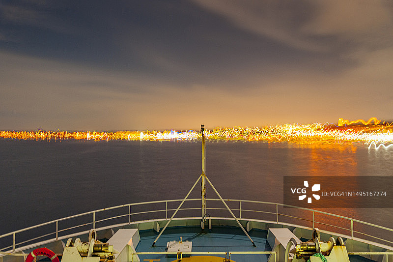 夜晚航行到马耳他戈佐岛图片素材