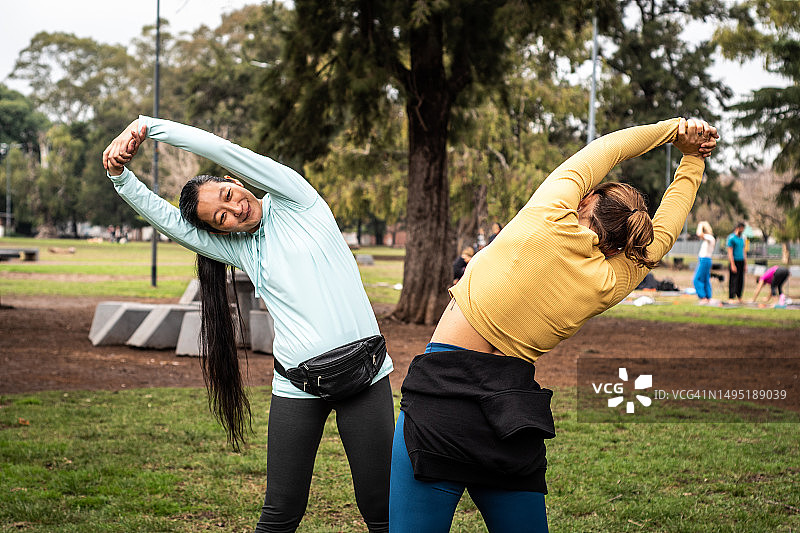 在公园里伸展手臂的中年女性朋友图片素材