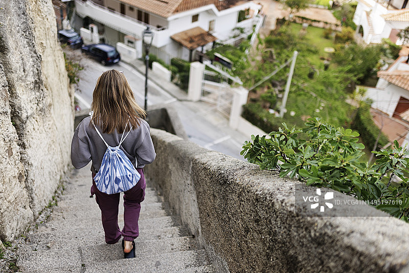 少女走下卡拉布里亚小镇特罗佩亚的楼梯图片素材