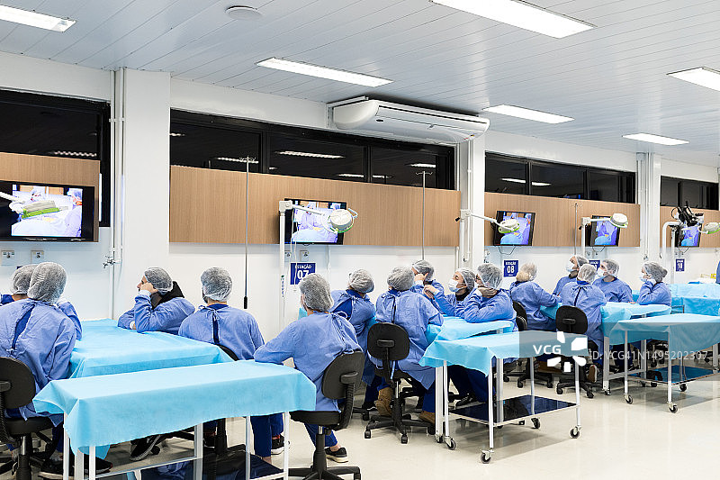 医学生通过视频学习课堂上的尸检操作图片素材