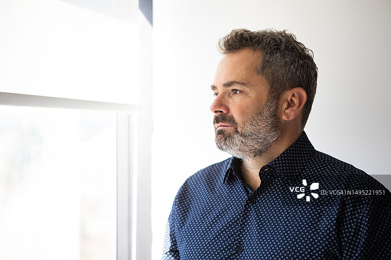 在窗边的商务男人图片素材