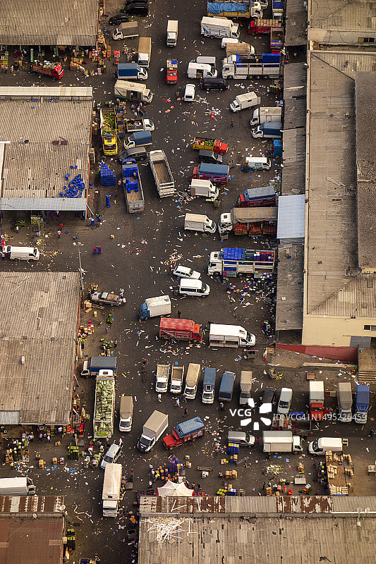 熙熙攘攘的农贸市场鸟瞰图图片素材