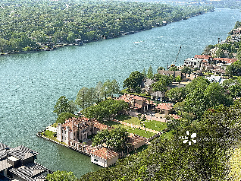 科罗拉多河沿岸的房屋和豪宅，从邦内尔山拍摄，德克萨斯州奥斯汀图片素材
