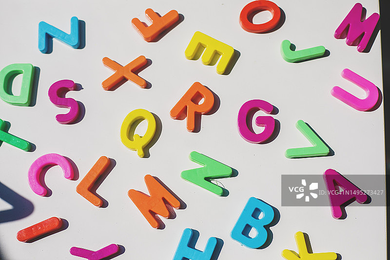 凌乱的彩色塑料字母背景图片素材