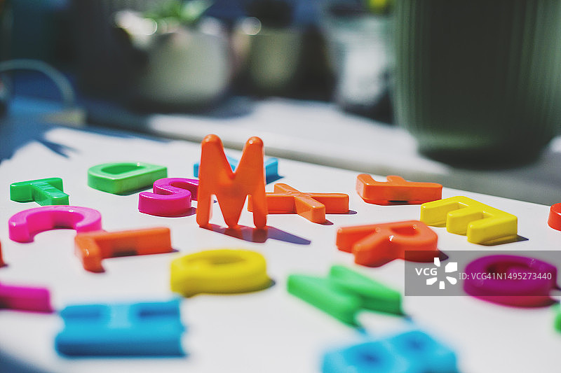 杂乱的字母背景，聚焦字母M图片素材