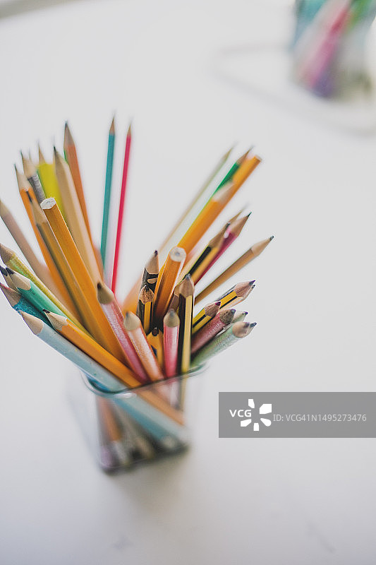 塑料罐中的木制铅笔概念图图片素材