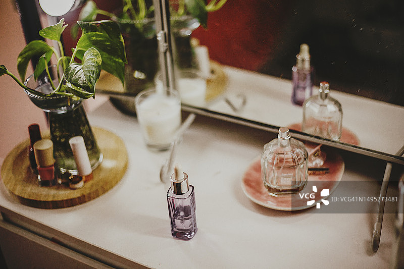 带灯镜的梳妆台图片素材