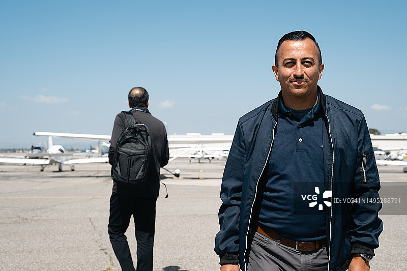 飞行员转身告别他的朋友，脸上带着灿烂的笑容图片素材