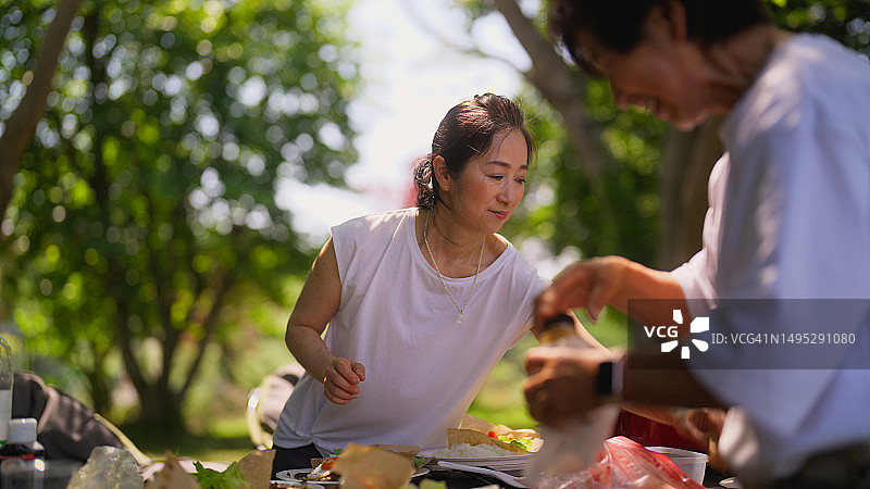 务农家庭的午餐休息时间图片素材