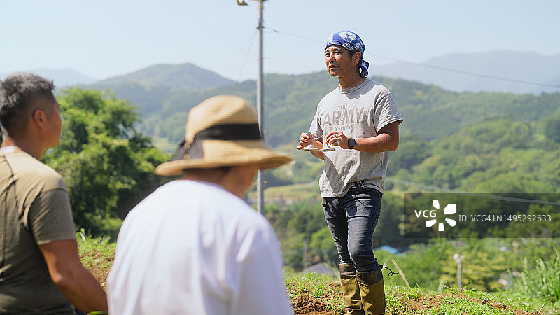 在农场工作前冥想的农民和社区图片素材