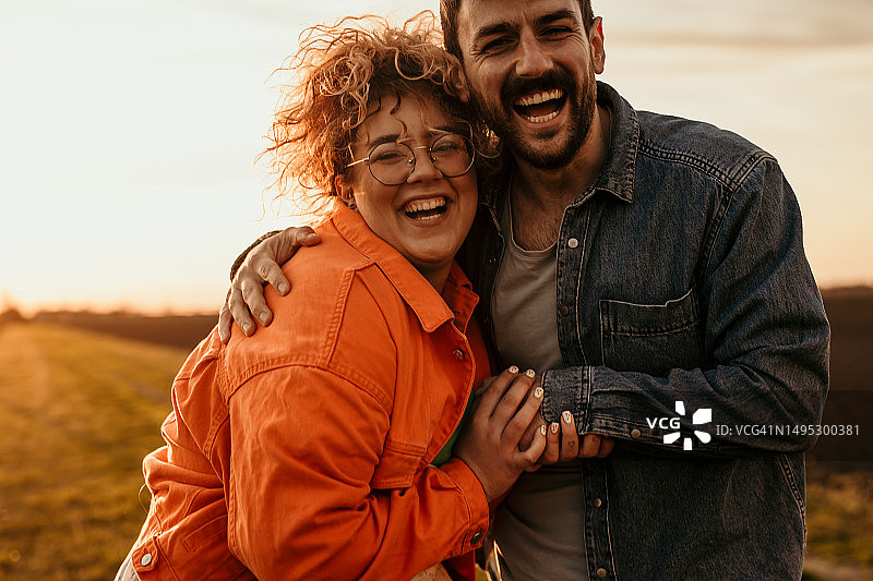 享受户外日落的多元情侣图片素材