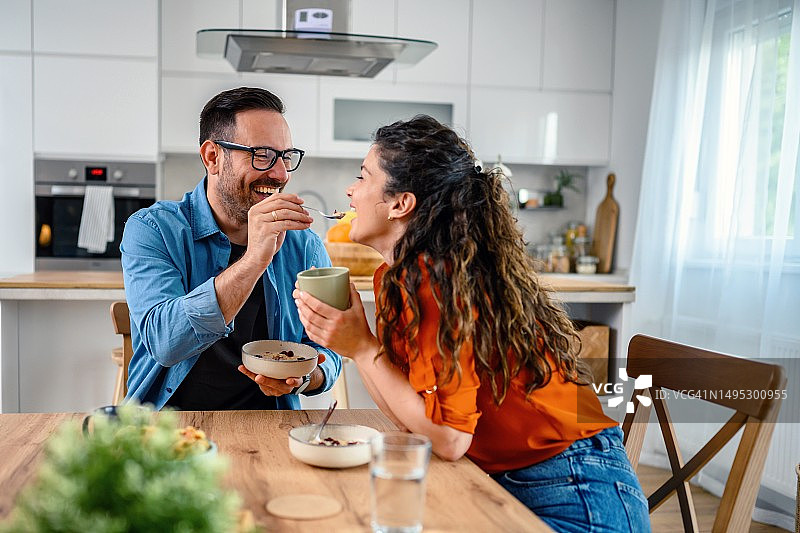 快乐情侣一起享用早餐图片素材