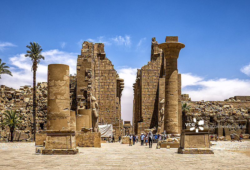 游客参观埃及卡纳克神庙内部图片素材