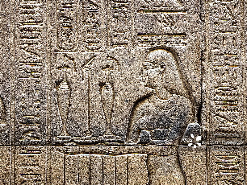 埃及埃德夫神庙外墙的绘画与象形文字图片素材