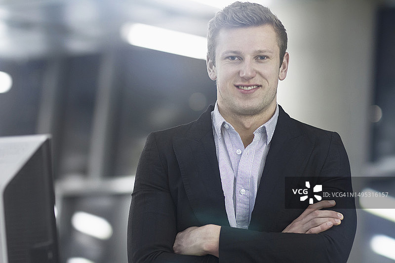 在德国弗莱堡办公室深夜工作的年轻商人图片素材