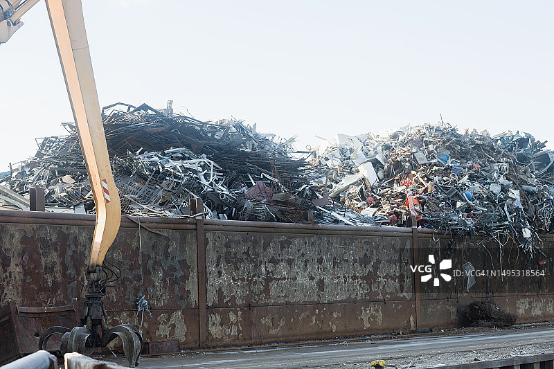 废品回收站的废金属堆图片素材
