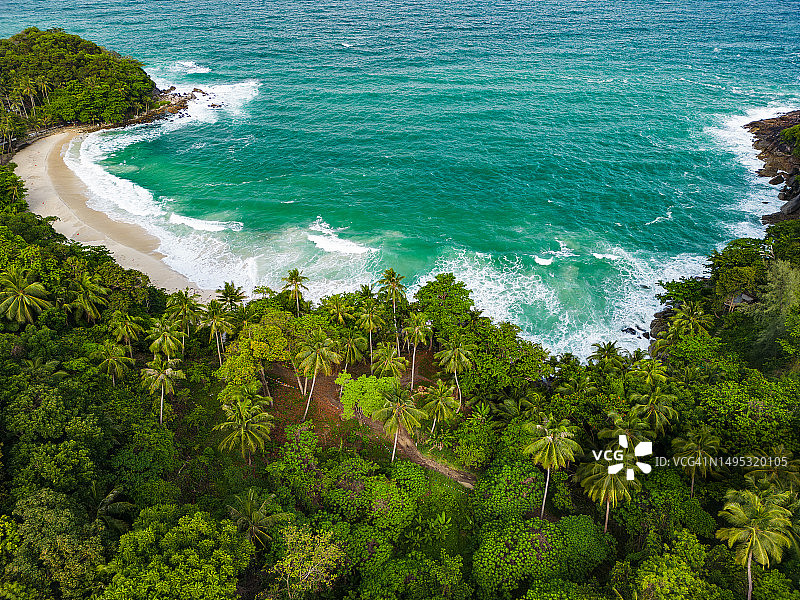 泰国普吉岛椰林海滩航拍：强风巨浪冲击海岸图片素材
